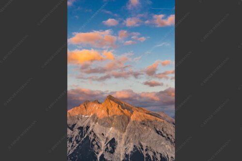 Blick über das Karwendeltal zur Pleisenspitze im Karwendelgebirge - Zwischen den Tälern 2:3  -- Pleisenspitze im Karwendel - mehr Infos bei www.Kriner-Weiermann.de