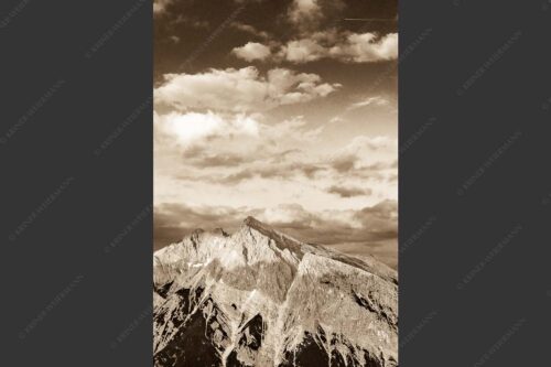 Blick über das Karwendeltal zur Pleisenspitze im Karwendelgebirge - Zwischen den Tälern 2:3 sepia -- Pleisenspitze im Karwendel - mehr Infos bei www.Kriner-Weiermann.de