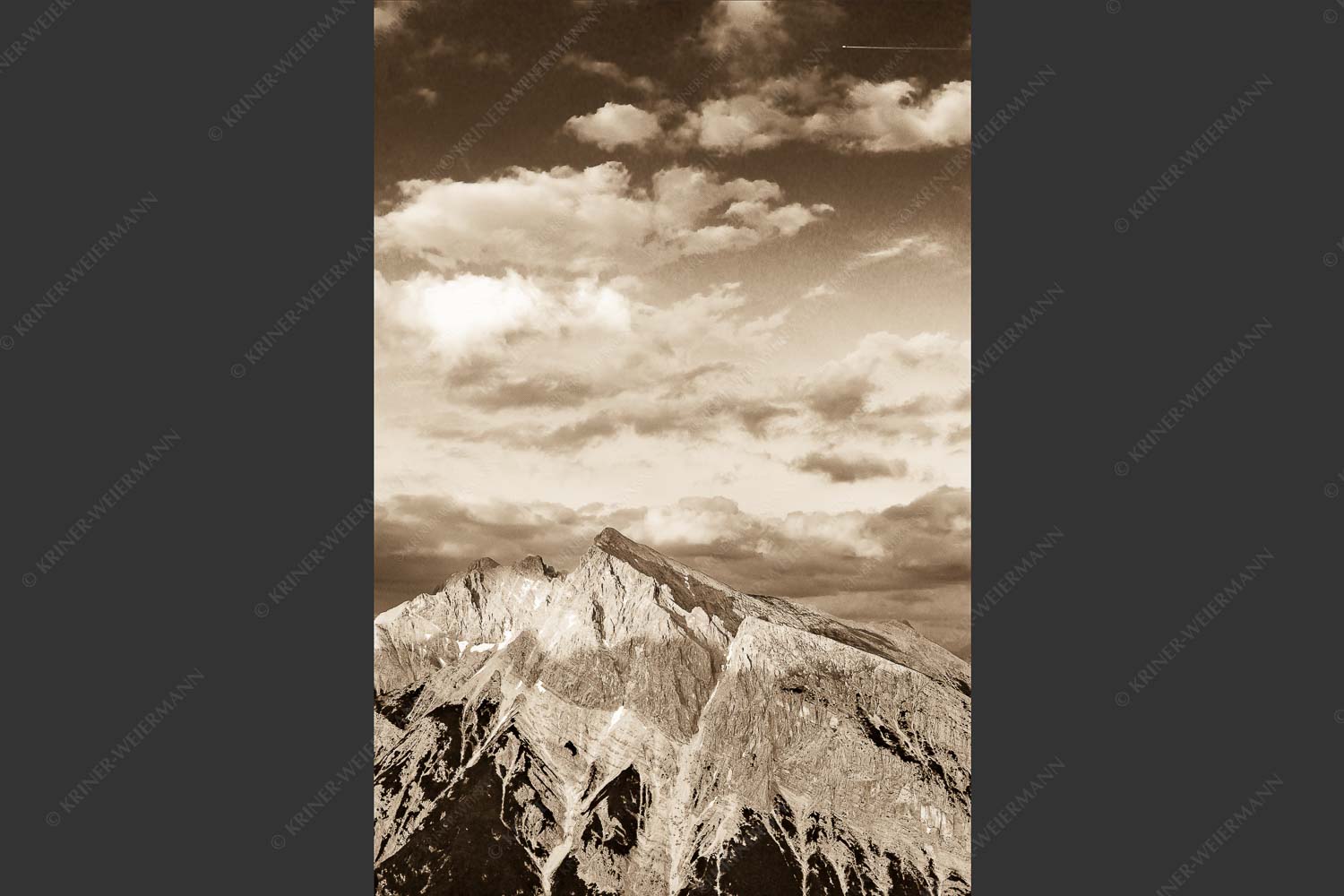 Blick über das Karwendeltal zur Pleisenspitze im Karwendelgebirge - Zwischen den Tälern 2:3 sepia -- Pleisenspitze im Karwendel - mehr Infos bei www.Kriner-Weiermann.de