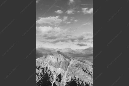 Blick über das Karwendeltal zur Pleisenspitze im Karwendelgebirge - Zwischen den Tälern 2:3 sw -- Pleisenspitze im Karwendel - mehr Infos bei www.Kriner-Weiermann.de