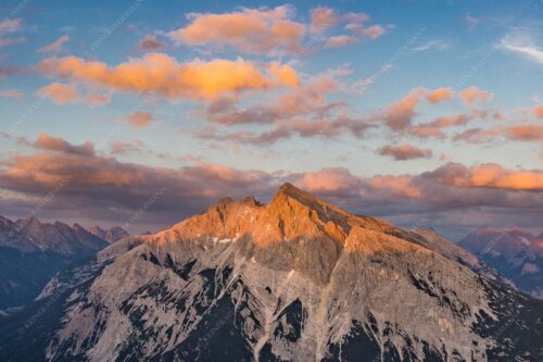 Blick über das Karwendeltal zur Pleisenspitze im Karwendelgebirge - Zwischen den Tälern 3:2  -- Pleisenspitze im Karwendel - mehr Infos bei www.Kriner-Weiermann.de