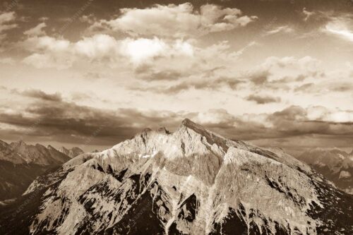 Blick über das Karwendeltal zur Pleisenspitze im Karwendelgebirge - Zwischen den Tälern 3:2 sepia -- Pleisenspitze im Karwendel - mehr Infos bei www.Kriner-Weiermann.de