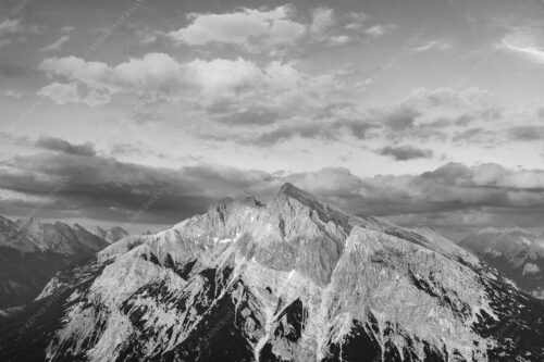 Blick über das Karwendeltal zur Pleisenspitze im Karwendelgebirge - Zwischen den Tälern 3:2 sw -- Pleisenspitze im Karwendel - mehr Infos bei www.Kriner-Weiermann.de