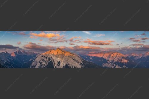 Blick über das Karwendeltal zur Pleisenspitze im Karwendelgebirge - Zwischen den Tälern 4:1  -- Pleisenspitze im Karwendel - mehr Infos bei www.Kriner-Weiermann.de