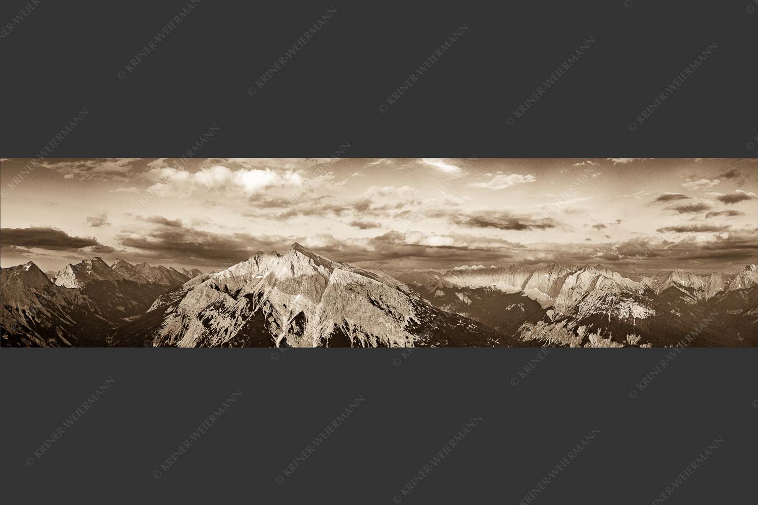 Blick über das Karwendeltal zur Pleisenspitze im Karwendelgebirge - Zwischen den Tälern 4:1 sepia -- Pleisenspitze im Karwendel - mehr Infos bei www.Kriner-Weiermann.de