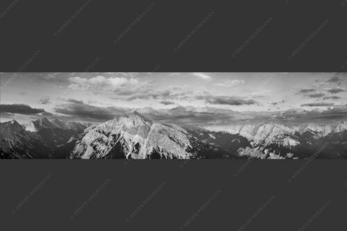 Blick über das Karwendeltal zur Pleisenspitze im Karwendelgebirge - Zwischen den Tälern 4:1 sw -- Pleisenspitze im Karwendel - mehr Infos bei www.Kriner-Weiermann.de
