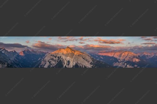 Blick über das Karwendeltal zur Pleisenspitze im Karwendelgebirge - Zwischen den Tälern 5:1  -- Pleisenspitze im Karwendel - mehr Infos bei www.Kriner-Weiermann.de