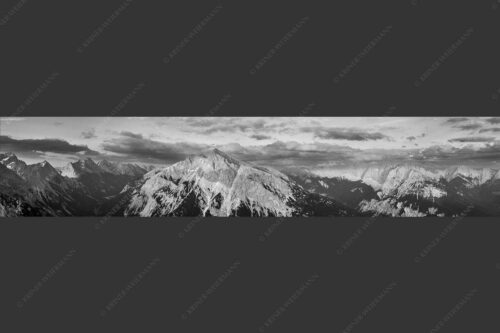 Blick über das Karwendeltal zur Pleisenspitze im Karwendelgebirge - Zwischen den Tälern 5:1 sw -- Pleisenspitze im Karwendel - mehr Infos bei www.Kriner-Weiermann.de