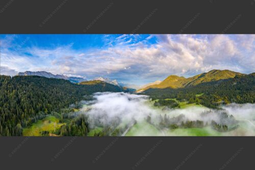 Erstes Licht am Wank und Wetterstein - Zwischen Esterberg und Wetterstein 2,5:1  -- Wank und Zugspitzmassiv - mehr Infos bei www.Kriner-Weiermann.de
