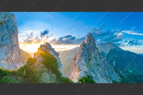 Blick aus dem Karwendel in den Sonnenuntergang und zur Soiernspitze - Zwischengipfel 2:1  -- Bergsteiger im Karwendel - mehr Infos bei www.Kriner-Weiermann.de