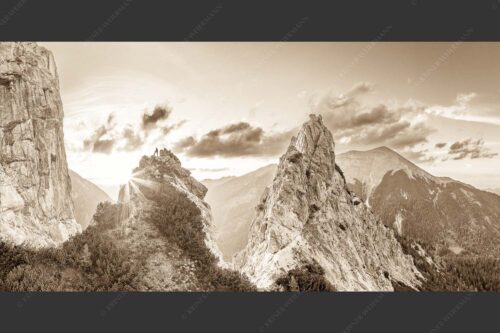 Blick aus dem Karwendel in den Sonnenuntergang und zur Soiernspitze - Zwischengipfel 2:1 sepia -- Bergsteiger im Karwendel - mehr Infos bei www.Kriner-Weiermann.de