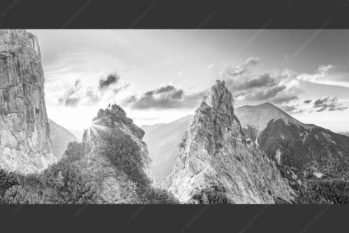 Blick aus dem Karwendel in den Sonnenuntergang und zur Soiernspitze - Zwischengipfel 2:1 sw -- Bergsteiger im Karwendel - mehr Infos bei www.Kriner-Weiermann.de