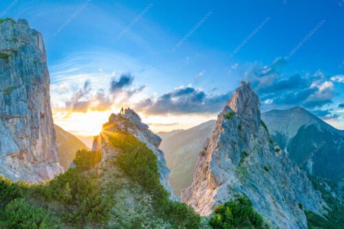 Blick aus dem Karwendel in den Sonnenuntergang und zur Soiernspitze - Zwischengipfel 3:2  -- Bergsteiger im Karwendel - mehr Infos bei www.Kriner-Weiermann.de