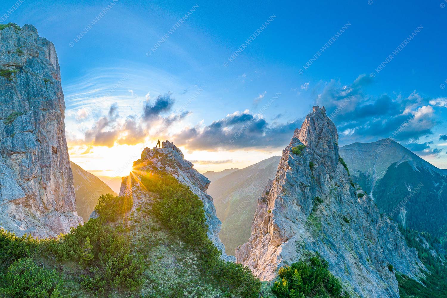 Blick aus dem Karwendel in den Sonnenuntergang und zur Soiernspitze - Zwischengipfel 3:2 -- Bergsteiger im Karwendel - mehr Infos bei www.Kriner-Weiermann.de