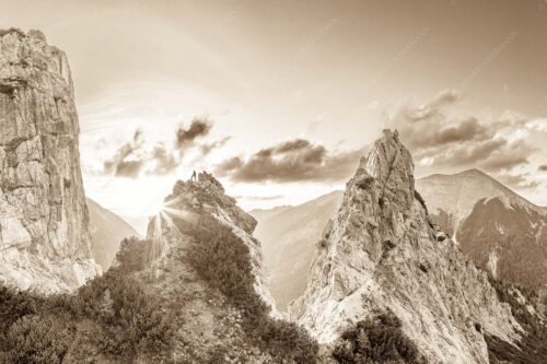 Blick aus dem Karwendel in den Sonnenuntergang und zur Soiernspitze - Zwischengipfel 3:2 sepia -- Bergsteiger im Karwendel - mehr Infos bei www.Kriner-Weiermann.de
