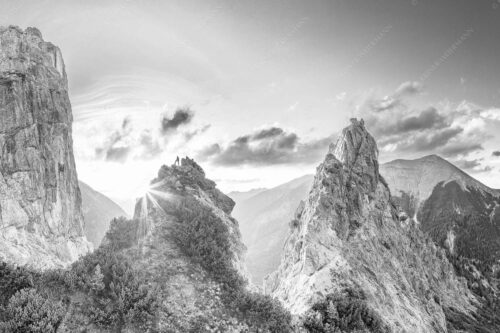 Blick aus dem Karwendel in den Sonnenuntergang und zur Soiernspitze - Zwischengipfel 3:2 sw -- Bergsteiger im Karwendel - mehr Infos bei www.Kriner-Weiermann.de