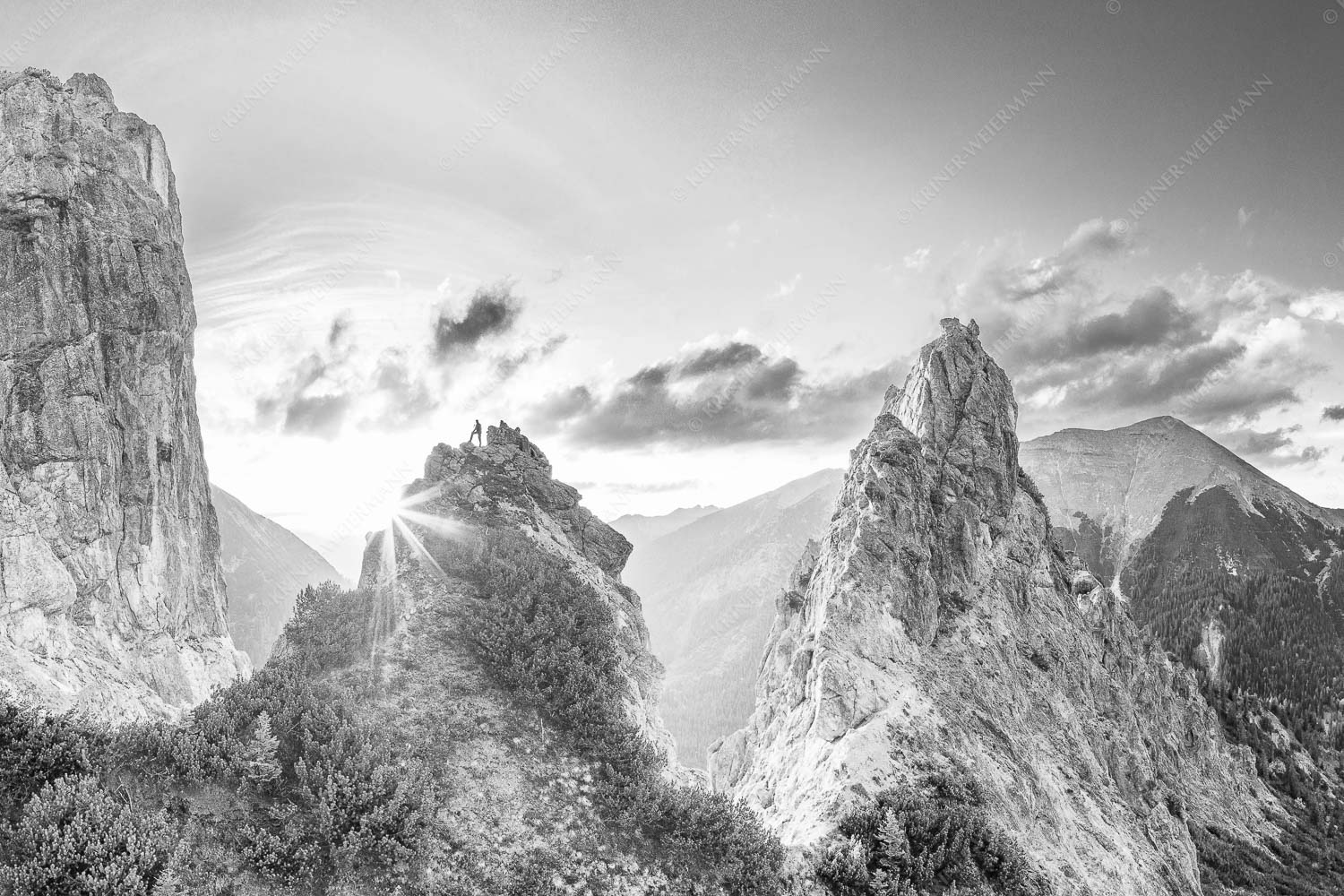 Blick aus dem Karwendel in den Sonnenuntergang und zur Soiernspitze - Zwischengipfel 3:2 sw -- Bergsteiger im Karwendel - mehr Infos bei www.Kriner-Weiermann.de