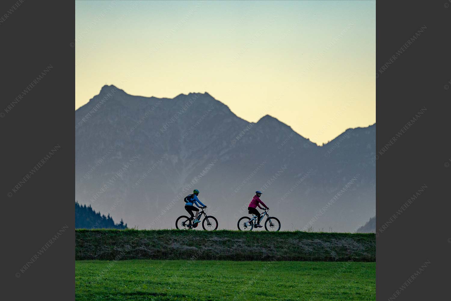 Gemütliche Radltour in der Alpenwelt-Karwendel mit Blick zum Kramer - 4Weehls 1:1  -- MTB Mountainbike Fahrradfahren - mehr Infos bei www.Kriner-Weiermann.de