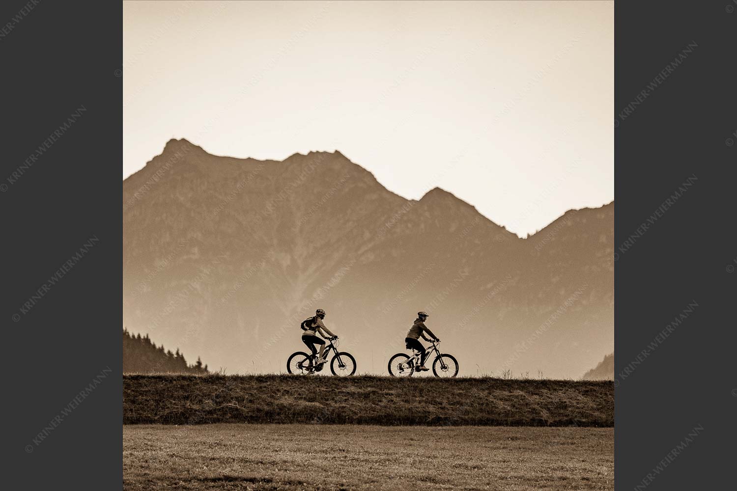Gemütliche Radltour in der Alpenwelt-Karwendel mit Blick zum Kramer - 4Weehls 1:1 sepia -- MTB Mountainbike Fahrradfahren - mehr Infos bei www.Kriner-Weiermann.de