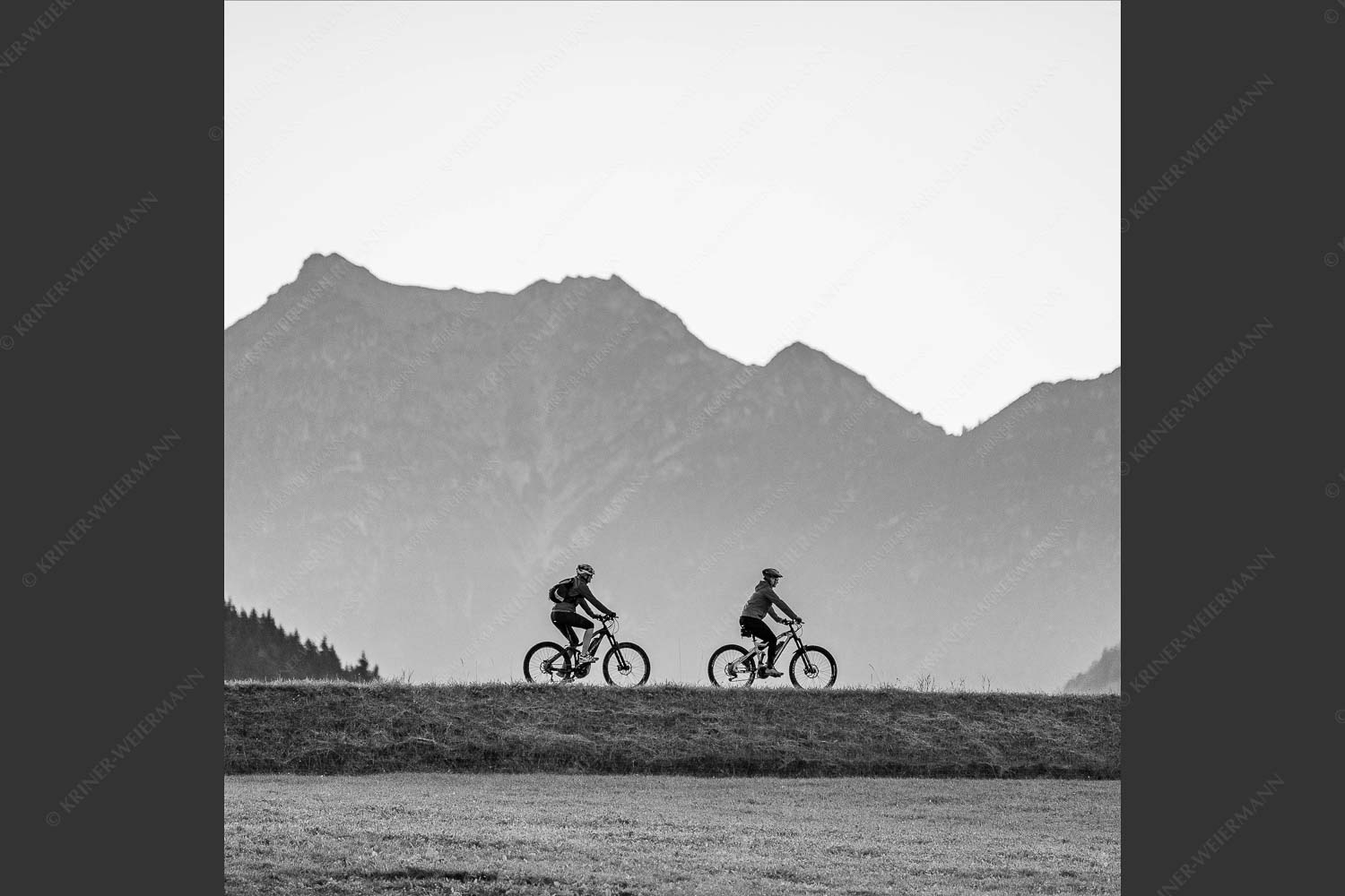 Gemütliche Radltour in der Alpenwelt-Karwendel mit Blick zum Kramer - 4Weehls 1:1 sw -- MTB Mountainbike Fahrradfahren - mehr Infos bei www.Kriner-Weiermann.de
