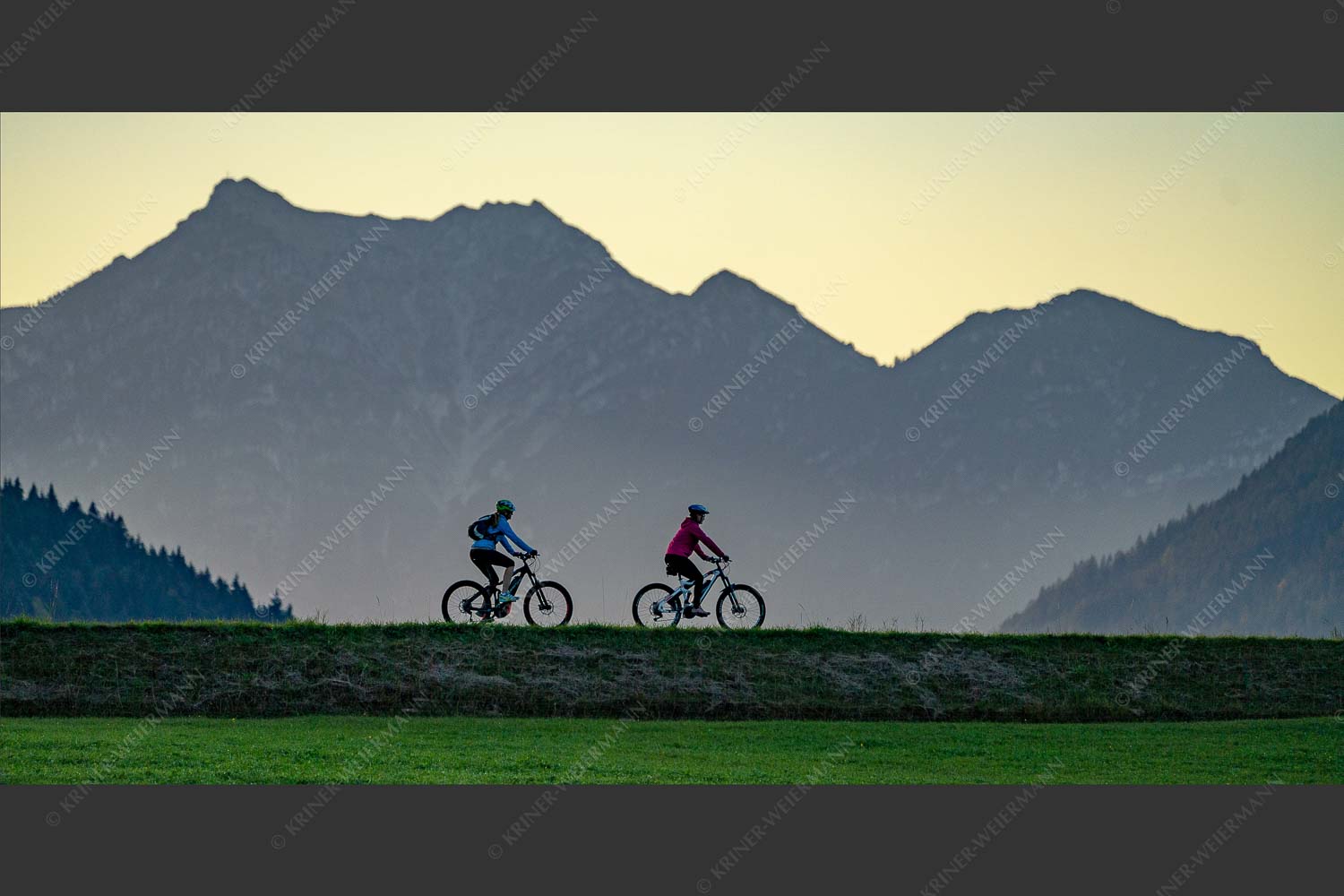 Gemütliche Radltour in der Alpenwelt-Karwendel mit Blick zum Kramer - 4Weehls 2:1  -- MTB Mountainbike Fahrradfahren - mehr Infos bei www.Kriner-Weiermann.de