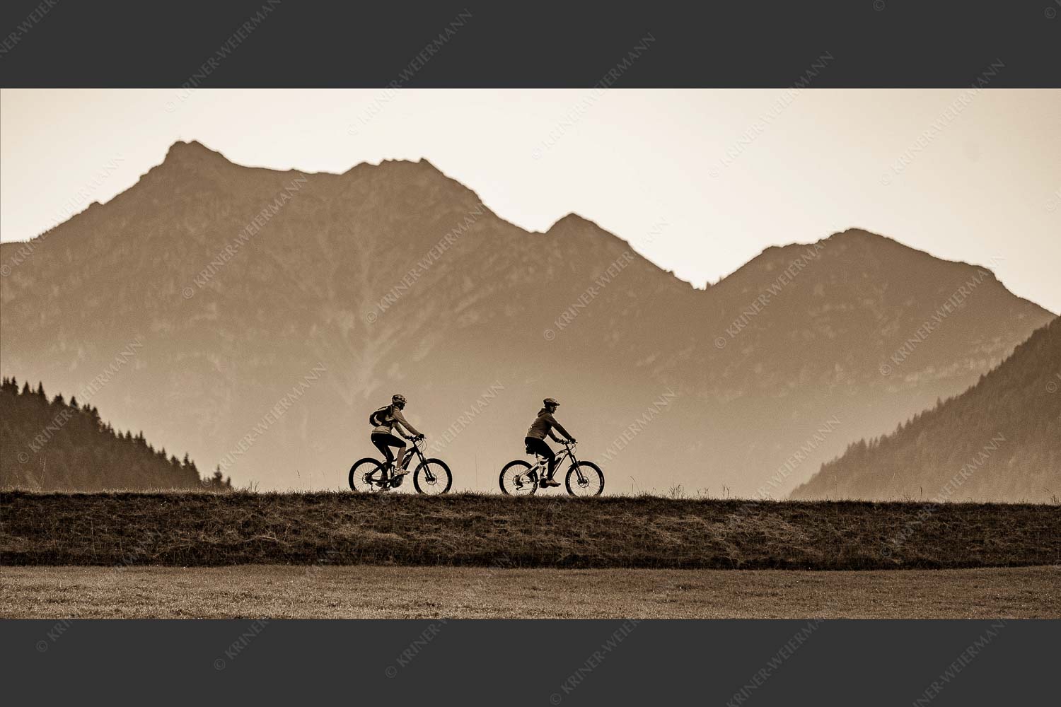 Gemütliche Radltour in der Alpenwelt-Karwendel mit Blick zum Kramer - 4Weehls 2:1 sepia -- MTB Mountainbike Fahrradfahren - mehr Infos bei www.Kriner-Weiermann.de