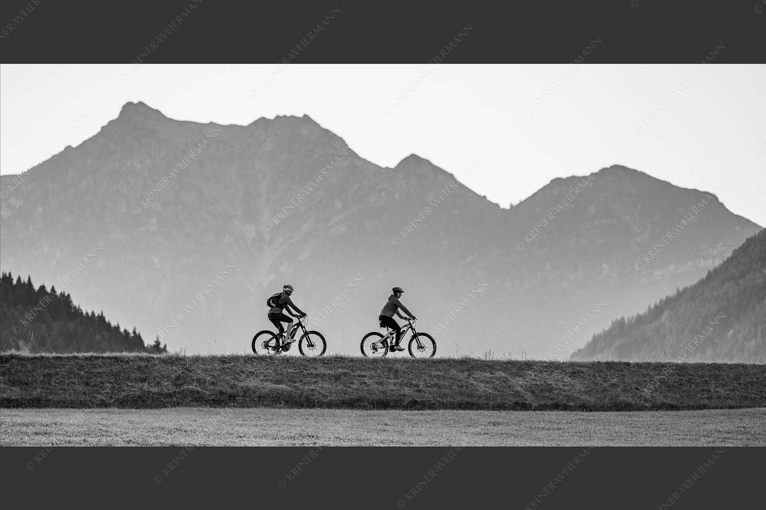 Gemütliche Radltour in der Alpenwelt-Karwendel mit Blick zum Kramer - 4Weehls 2:1 sw -- MTB Mountainbike Fahrradfahren - mehr Infos bei www.Kriner-Weiermann.de