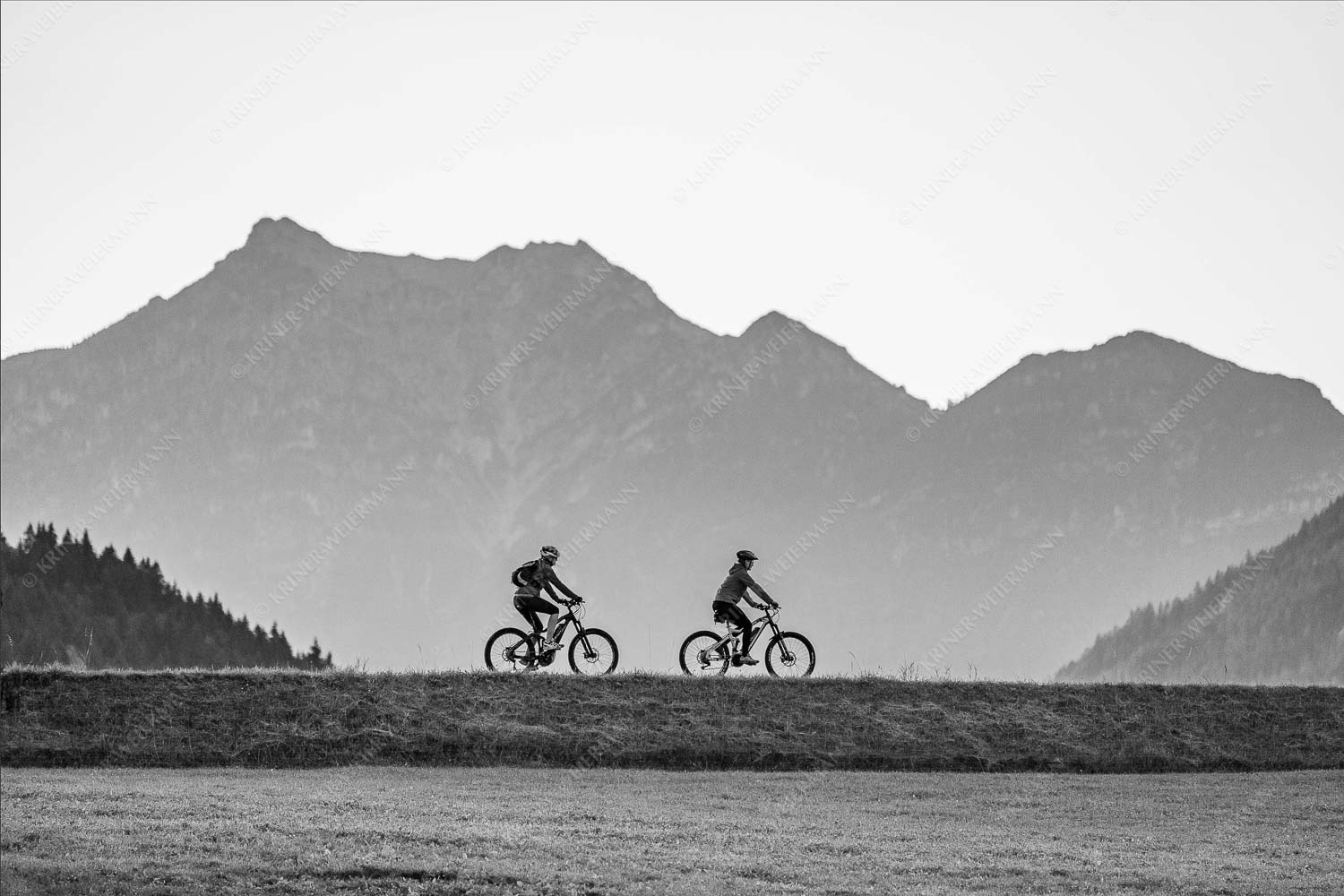 Gemütliche Radltour in der Alpenwelt-Karwendel mit Blick zum Kramer - 4Weehls 3:1 sw -- MTB Mountainbike Fahrradfahren - mehr Infos bei www.Kriner-Weiermann.de