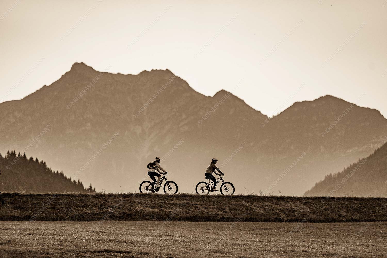 Gemütliche Radltour in der Alpenwelt-Karwendel mit Blick zum Kramer - 4Weehls 3:2 sepia -- MTB Mountainbike Fahrradfahren - mehr Infos bei www.Kriner-Weiermann.de