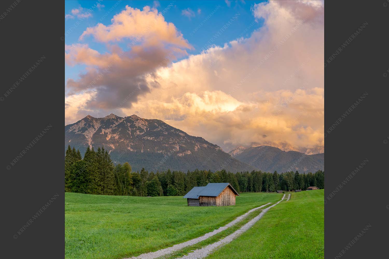 Feldweg über die Wiese an der Hochstraße bei Krün mit Wolkenstimmung am Karwendelgebirge - Abendstimmung Hochstraße I 1:1  -- Wolken im Karwendel - mehr Infos bei www.Kriner-Weiermann.de