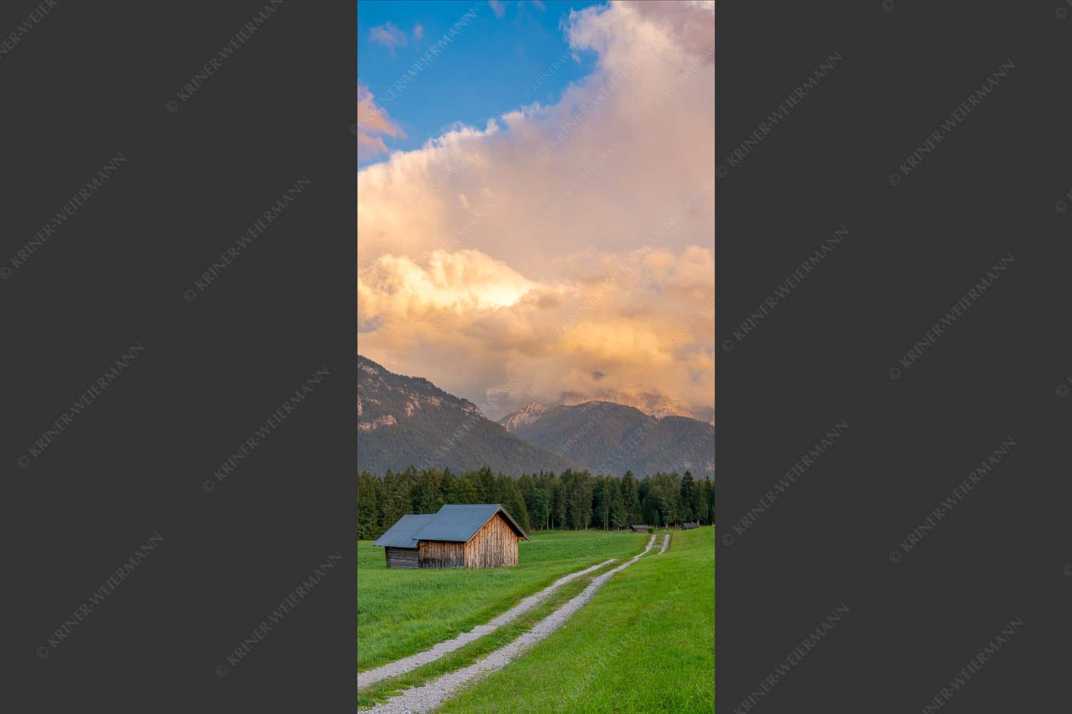 Feldweg über die Wiese an der Hochstraße bei Krün mit Wolkenstimmung am Karwendelgebirge - Abendstimmung Hochstraße I 1:2  -- Wolken im Karwendel - mehr Infos bei www.Kriner-Weiermann.de
