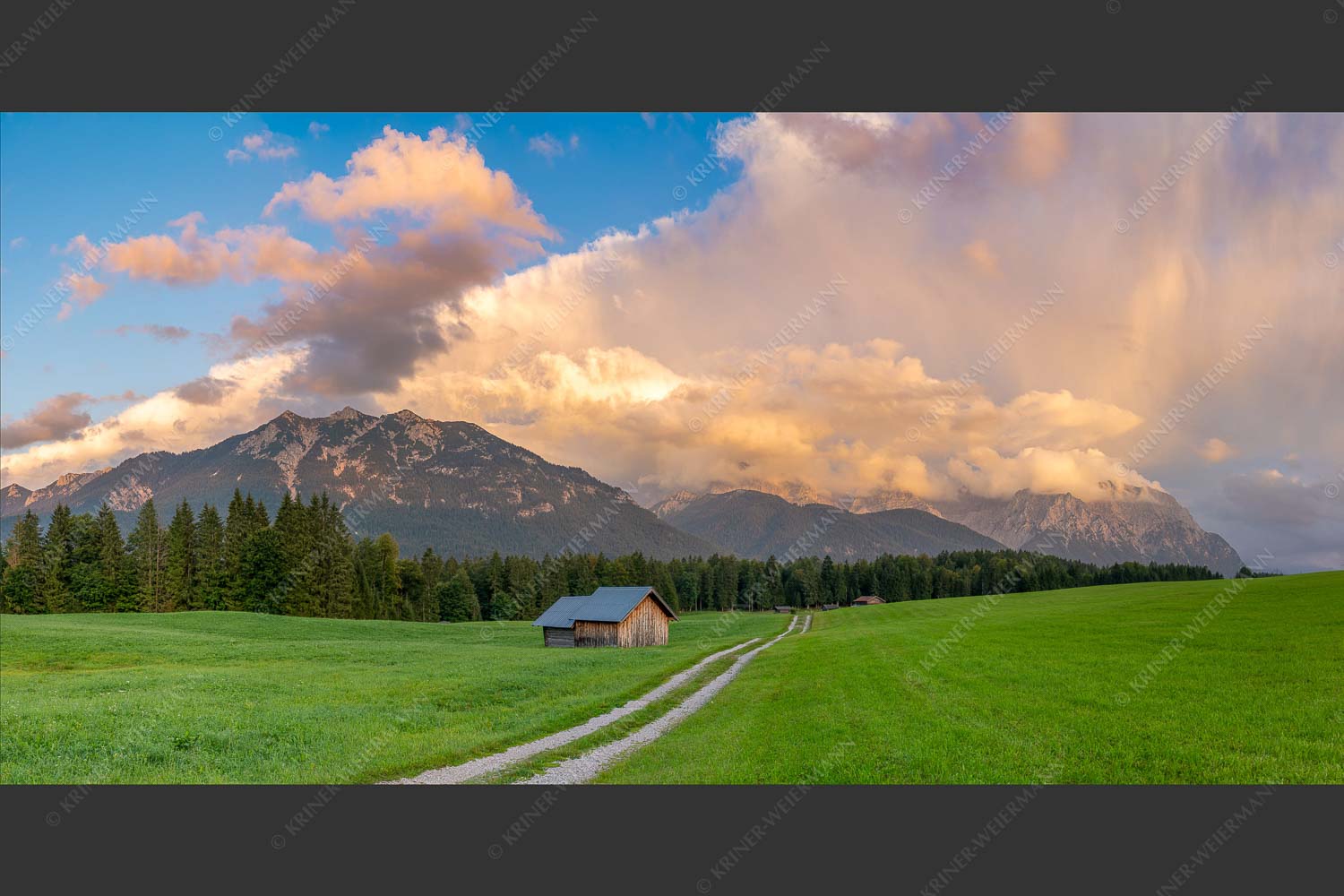 Feldweg über die Wiese an der Hochstraße bei Krün mit Wolkenstimmung am Karwendelgebirge - Abendstimmung Hochstraße I 2:1  -- Wolken im Karwendel - mehr Infos bei www.Kriner-Weiermann.de