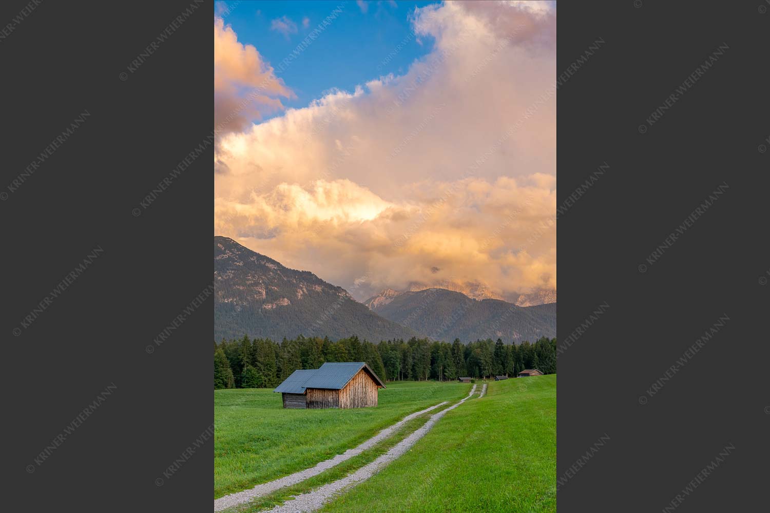 Feldweg über die Wiese an der Hochstraße bei Krün mit Wolkenstimmung am Karwendelgebirge - Abendstimmung Hochstraße I 2:3  -- Wolken im Karwendel - mehr Infos bei www.Kriner-Weiermann.de