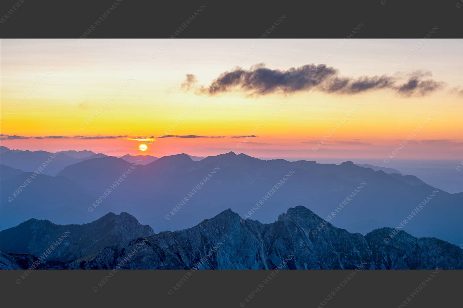 Blick von der Soiernspitze über Schöttlkarspitze in den Sonnenuntergang hinterm Estergebirge - Abtauchen 2:1  -- Schöttlkarspitze Sonnenuntergang - mehr Infos bei www.Kriner-Weiermann.de