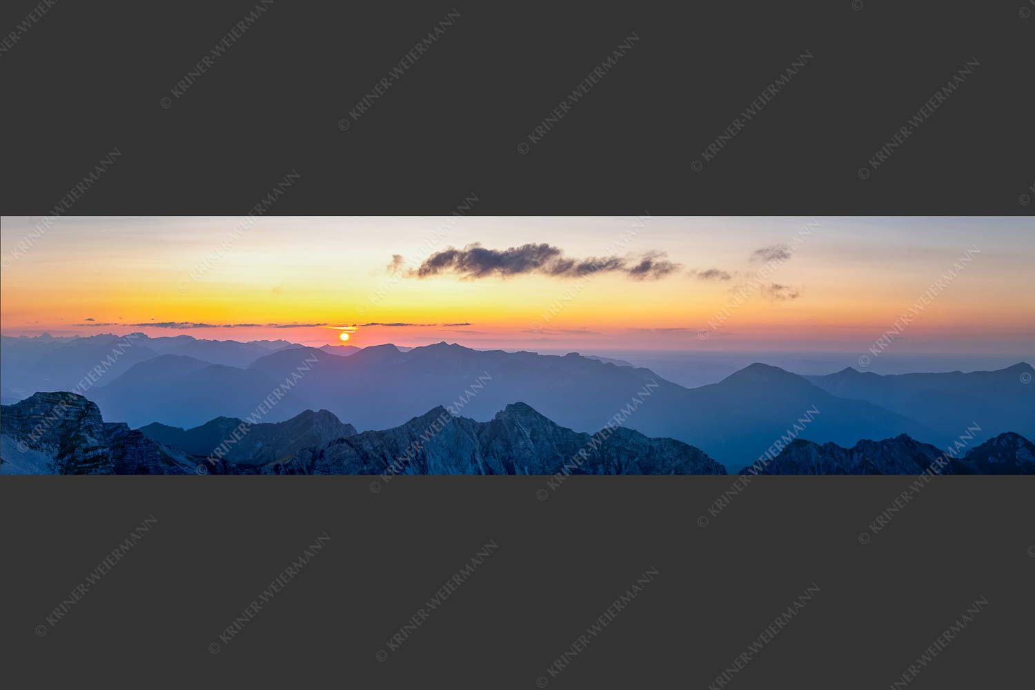 Blick von der Soiernspitze über Schöttlkarspitze in den Sonnenuntergang hinterm Estergebirge - Abtauchen 4:1  -- Schöttlkarspitze Sonnenuntergang - mehr Infos bei www.Kriner-Weiermann.de