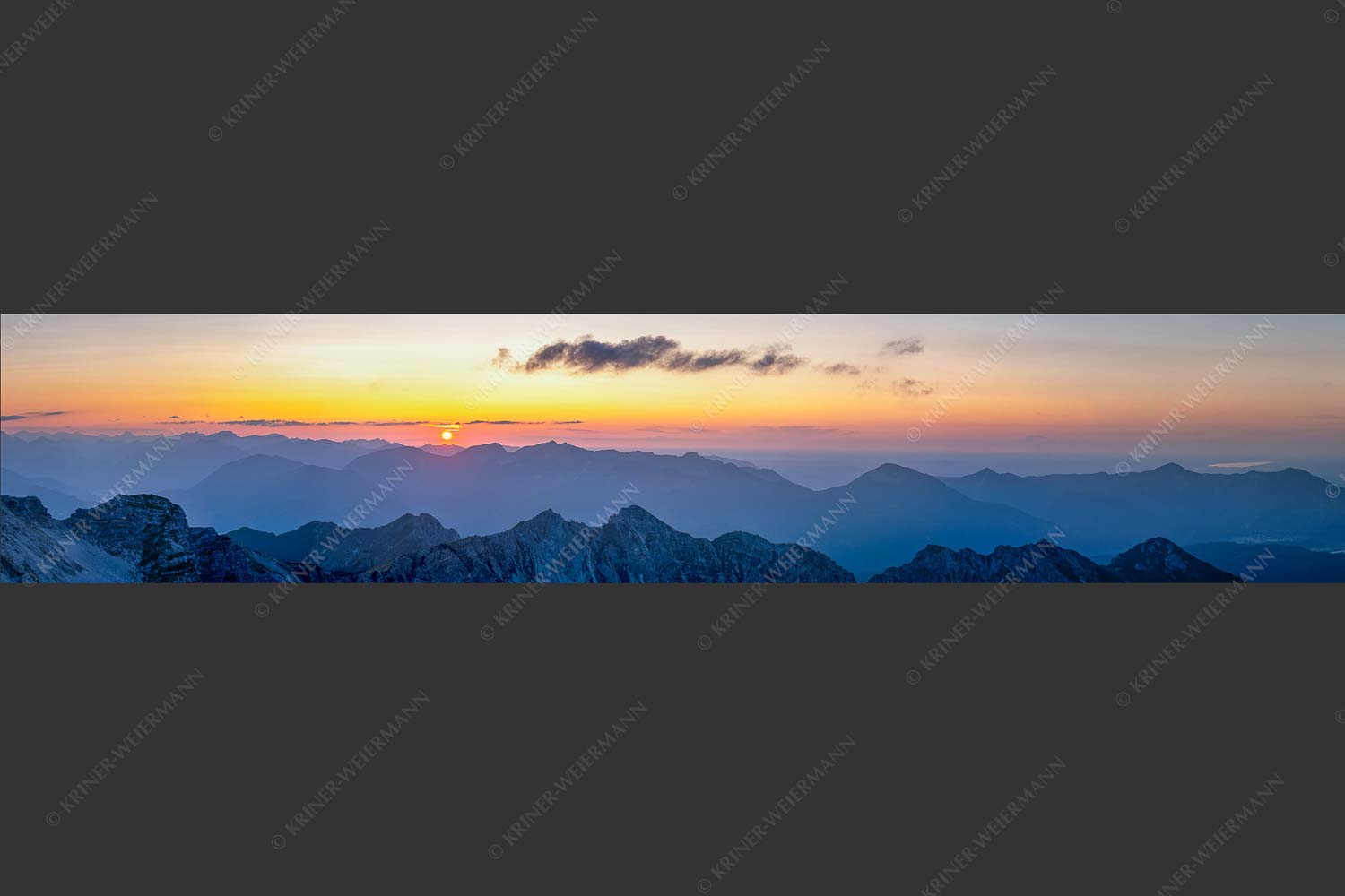 Blick von der Soiernspitze über Schöttlkarspitze in den Sonnenuntergang hinterm Estergebirge - Abtauchen 5:1  -- Schöttlkarspitze Sonnenuntergang - mehr Infos bei www.Kriner-Weiermann.de