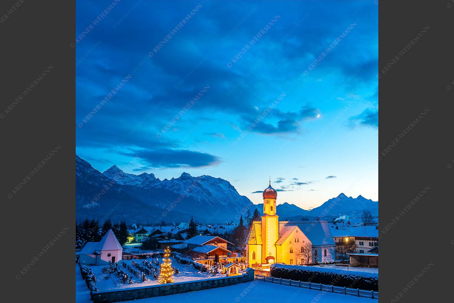 Blick über Kirche St. Jakob in Wallgau zum Karwendel - Advent in Wallgau 1:1  -- Kirche mit Karwendel - mehr Infos bei www.Kriner-Weiermann.de
