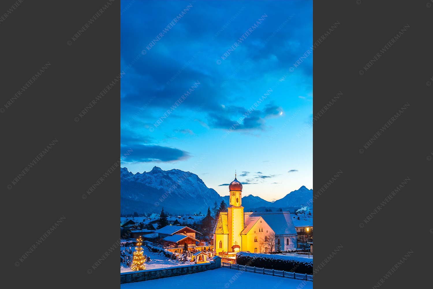 Blick über Kirche St. Jakob in Wallgau zum Karwendel - Advent in Wallgau 2:3  -- Kirche mit Karwendel - mehr Infos bei www.Kriner-Weiermann.de