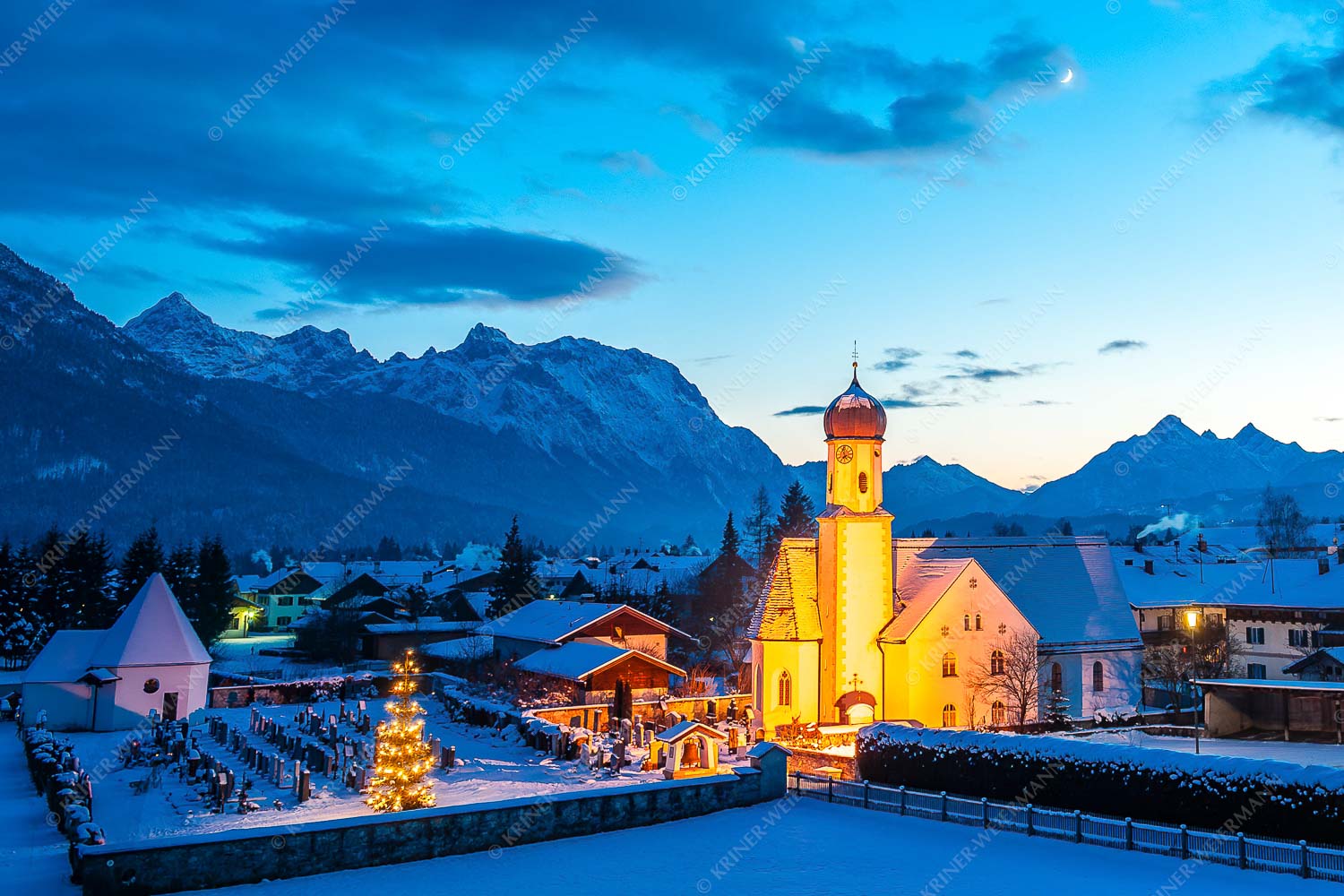 Blick über Kirche St. Jakob in Wallgau zum Karwendel - Advent in Wallgau 3:2  -- Kirche mit Karwendel - mehr Infos bei www.Kriner-Weiermann.de