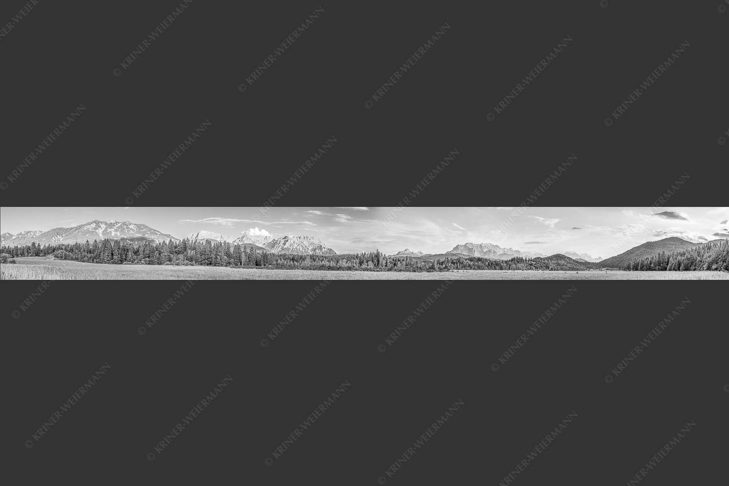 Panoramablick auf das Soiern-, Karwendel-, Wetterstein und Estergebirge - Alle im Blick 10:1 sw -- Soiern Karwendel Wetterstein und Estergebirge - mehr Infos bei www.Kriner-Weiermann.de