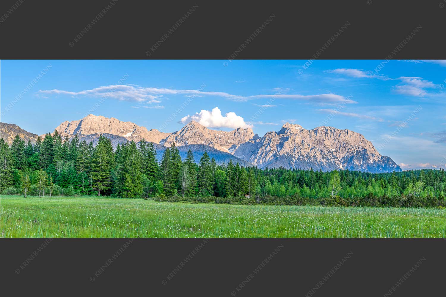 Panoramablick auf das Soiern-, Karwendel-, Wetterstein und Estergebirge - Alle im Blick 2,5:1  -- Soiern Karwendel Wetterstein und Estergebirge - mehr Infos bei www.Kriner-Weiermann.de