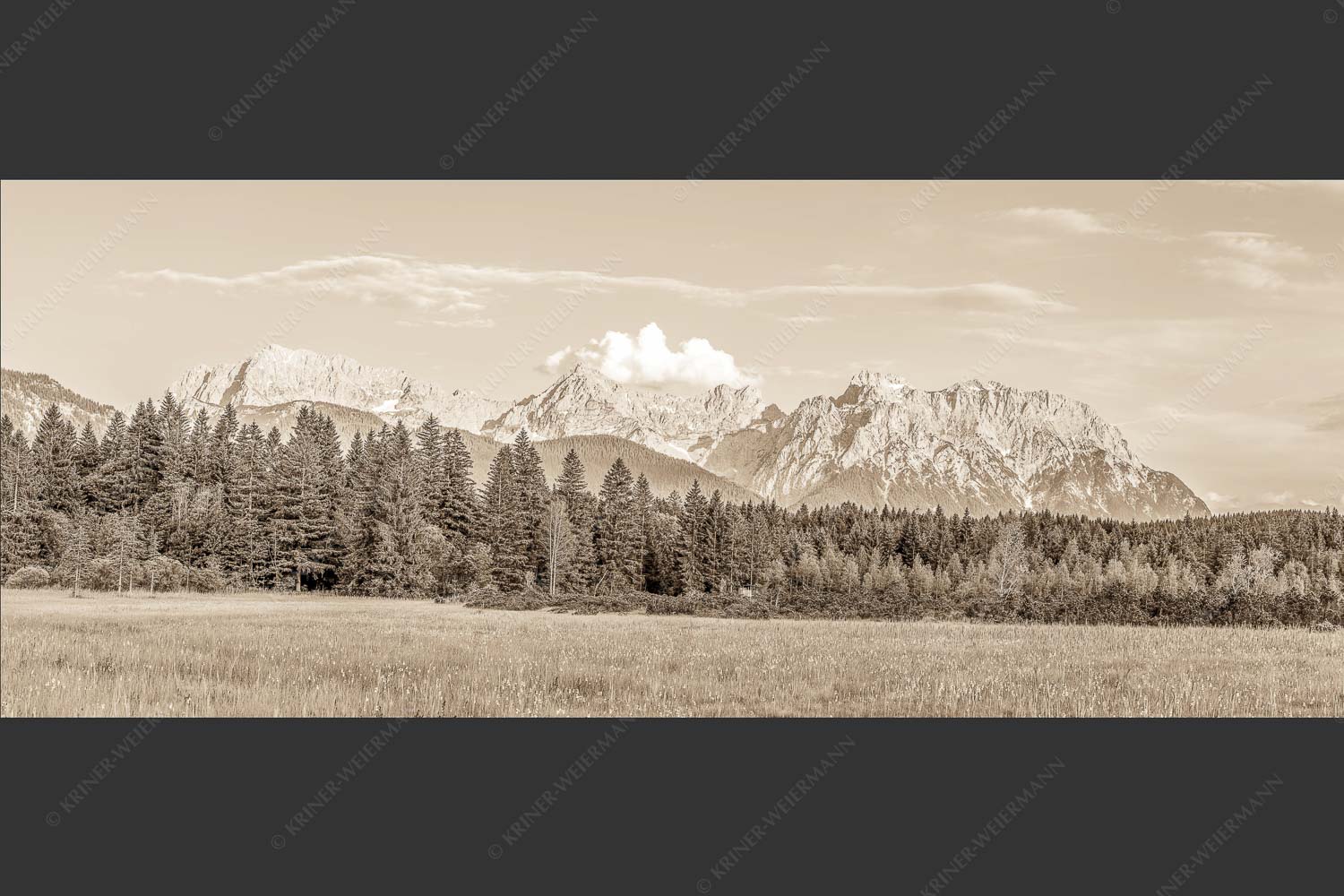 Panoramablick auf das Soiern-, Karwendel-, Wetterstein und Estergebirge - Alle im Blick 2,5:1 sepia -- Soiern Karwendel Wetterstein und Estergebirge - mehr Infos bei www.Kriner-Weiermann.de