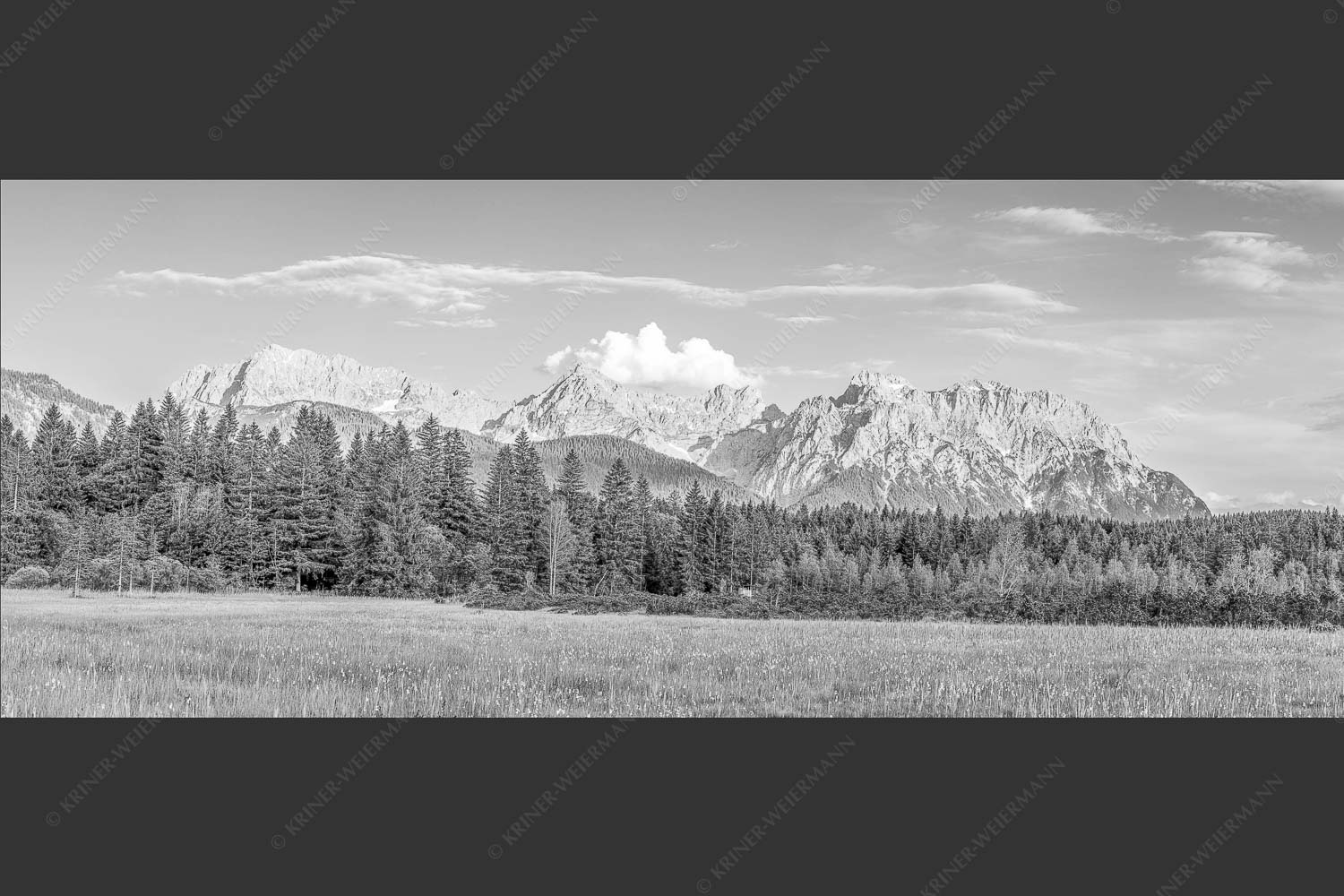 Panoramablick auf das Soiern-, Karwendel-, Wetterstein und Estergebirge - Alle im Blick 2,5:1 sw -- Soiern Karwendel Wetterstein und Estergebirge - mehr Infos bei www.Kriner-Weiermann.de