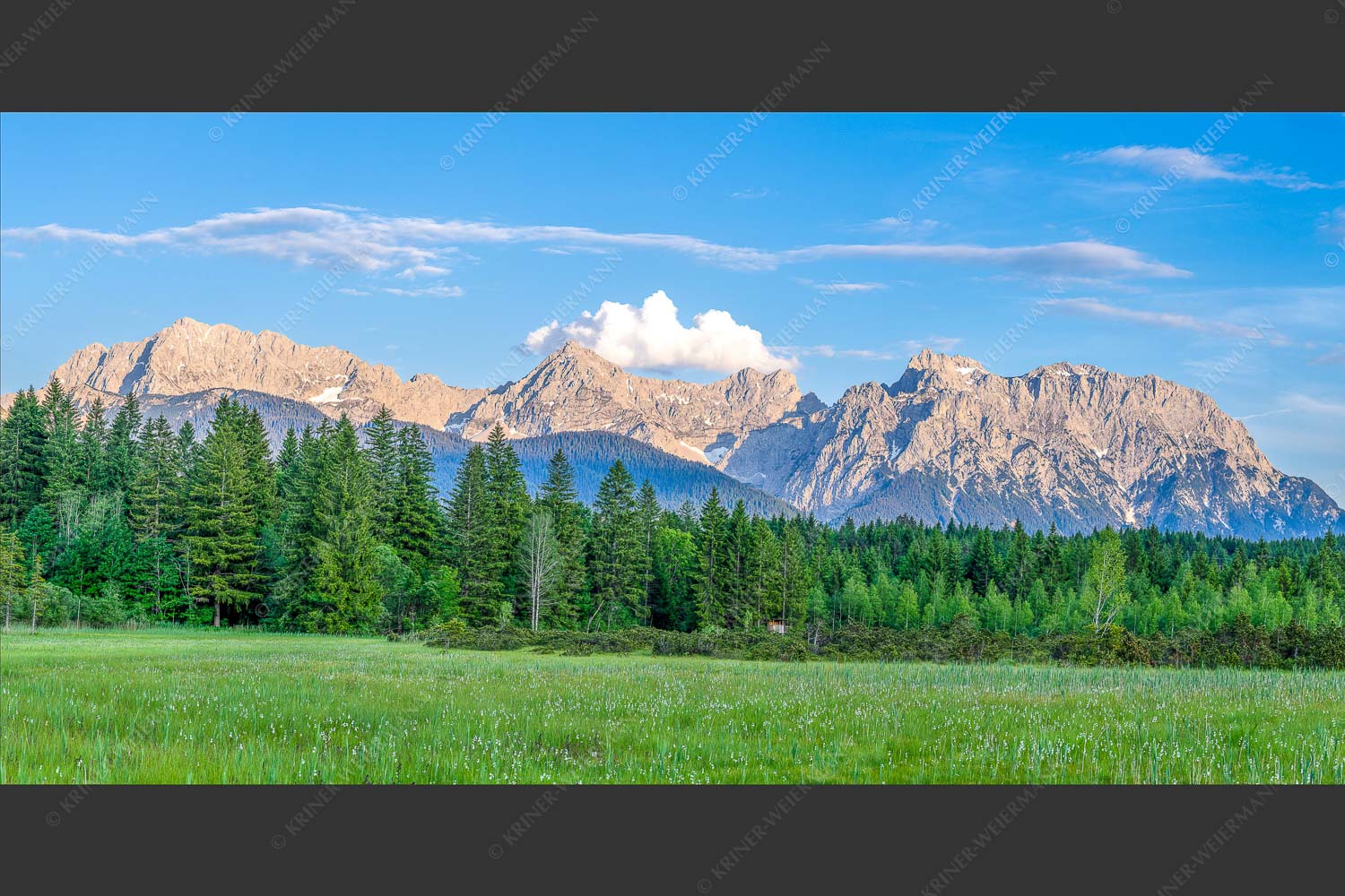 Panoramablick auf das Soiern-, Karwendel-, Wetterstein und Estergebirge - Alle im Blick 2:1  -- Soiern Karwendel Wetterstein und Estergebirge - mehr Infos bei www.Kriner-Weiermann.de