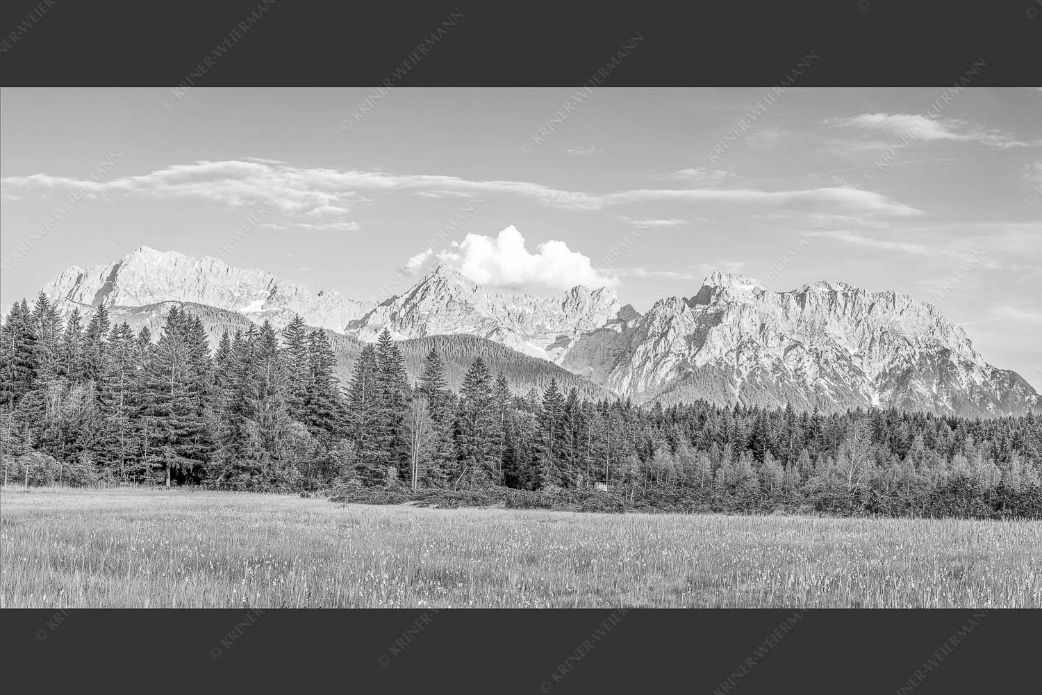 Panoramablick auf das Soiern-, Karwendel-, Wetterstein und Estergebirge - Alle im Blick 2:1 sw -- Soiern Karwendel Wetterstein und Estergebirge - mehr Infos bei www.Kriner-Weiermann.de