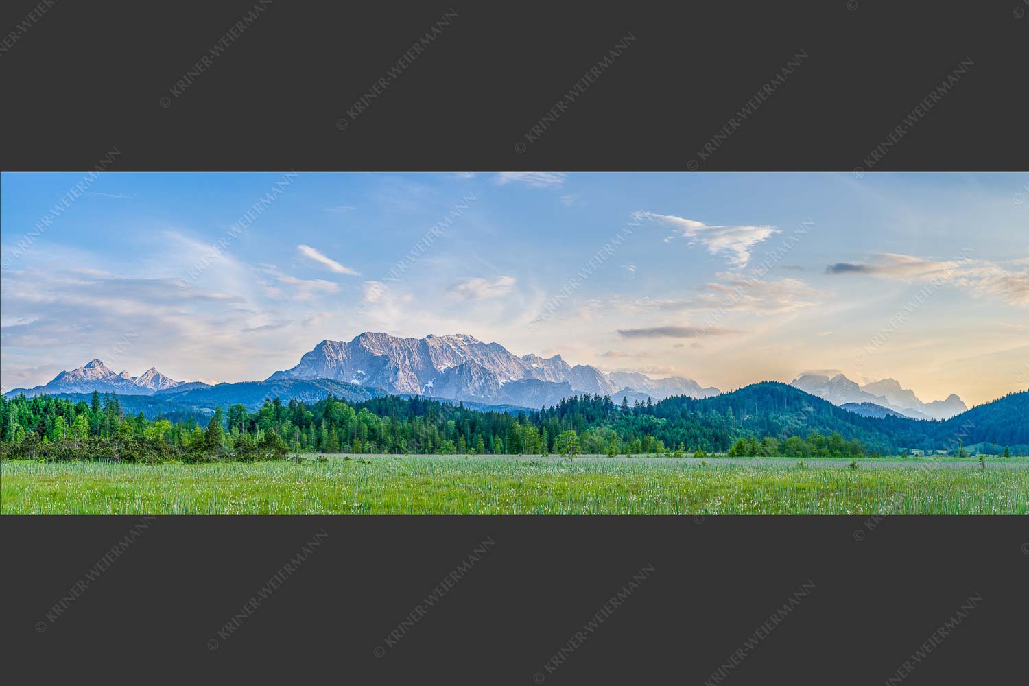 Panoramablick auf das Soiern-, Karwendel-, Wetterstein und Estergebirge - Alle im Blick 3:1  -- Soiern Karwendel Wetterstein und Estergebirge - mehr Infos bei www.Kriner-Weiermann.de