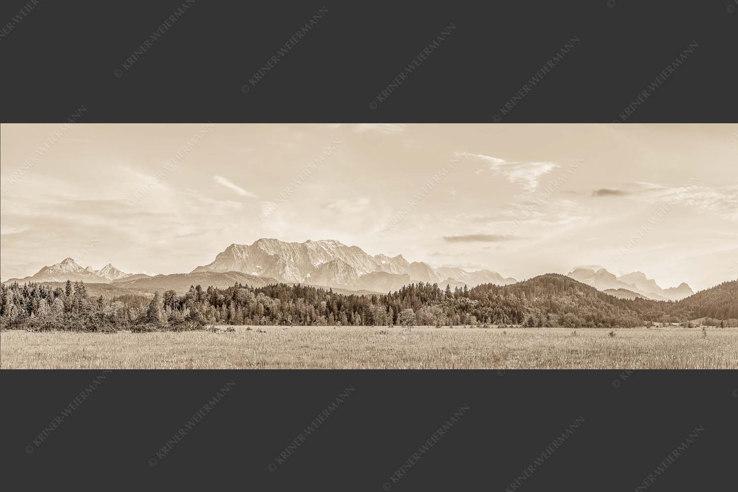 Panoramablick auf das Soiern-, Karwendel-, Wetterstein und Estergebirge - Alle im Blick 3:1 sepia -- Soiern Karwendel Wetterstein und Estergebirge - mehr Infos bei www.Kriner-Weiermann.de