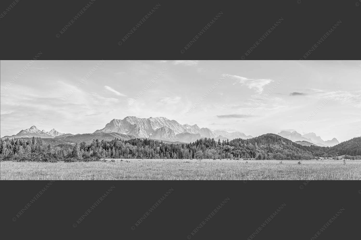 Panoramablick auf das Soiern-, Karwendel-, Wetterstein und Estergebirge - Alle im Blick 3:1 sw -- Soiern Karwendel Wetterstein und Estergebirge - mehr Infos bei www.Kriner-Weiermann.de