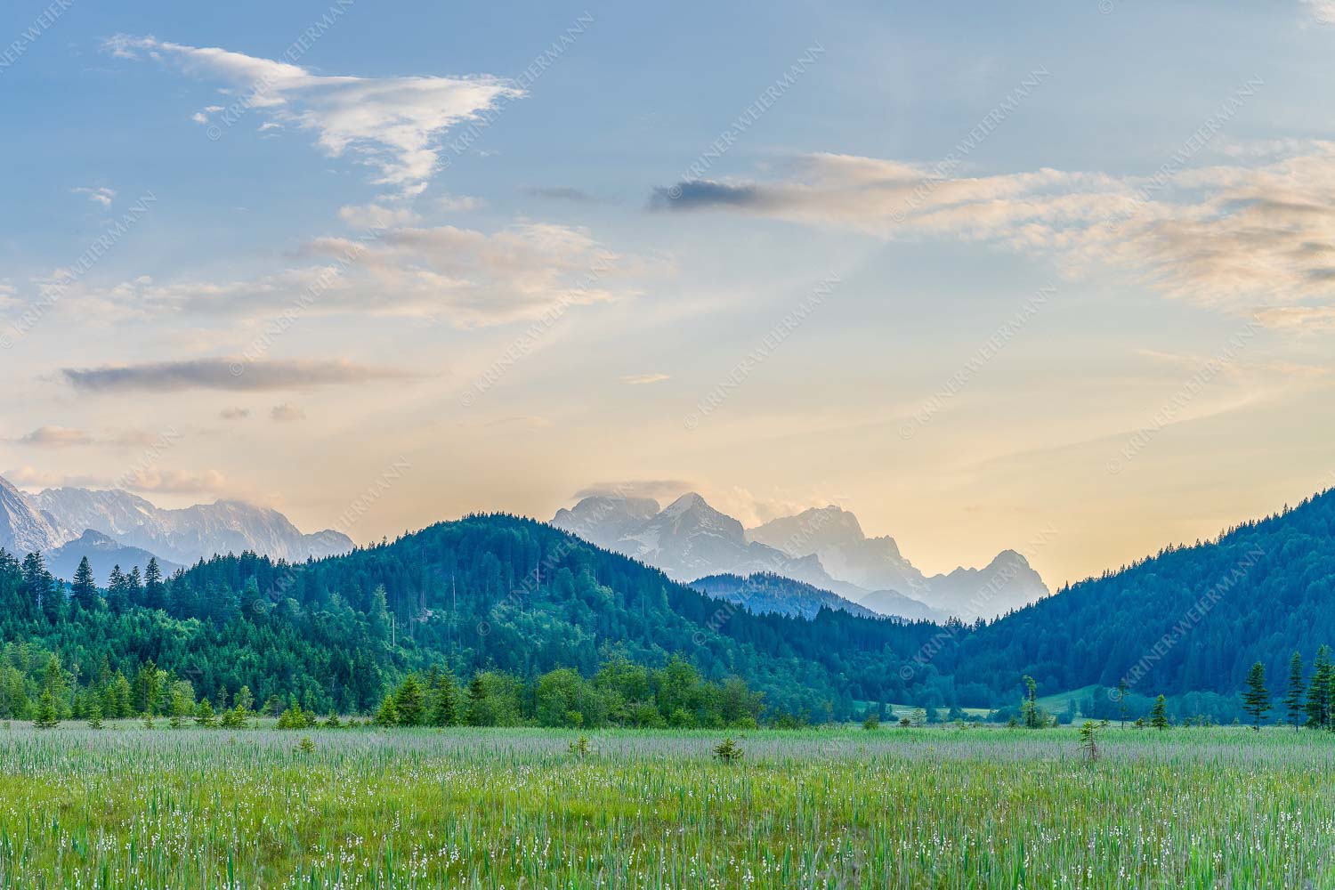 Panoramablick auf das Soiern-, Karwendel-, Wetterstein und Estergebirge - Alle im Blick 3:2  -- Soiern Karwendel Wetterstein und Estergebirge - mehr Infos bei www.Kriner-Weiermann.de