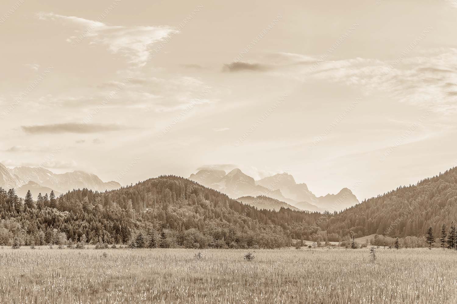 Panoramablick auf das Soiern-, Karwendel-, Wetterstein und Estergebirge - Alle im Blick 3:2 sepia -- Soiern Karwendel Wetterstein und Estergebirge - mehr Infos bei www.Kriner-Weiermann.de